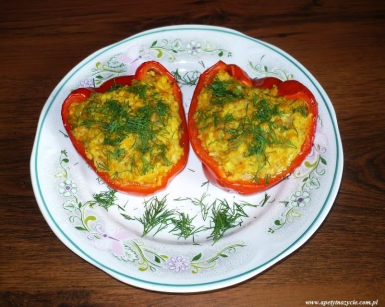 Papryki faszerowane kaszą jaglaną